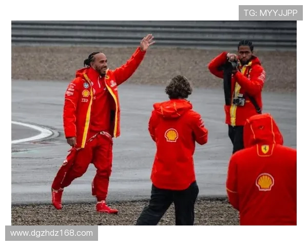 汉密尔顿红装亮相马拉内罗